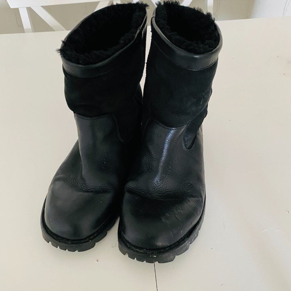 UGG MEN'S BLACK BEACON SHERLING LINED BOOTS 5485